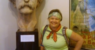 Tamela Rich & bust of Mark Twain in Hannibal, MO 2010