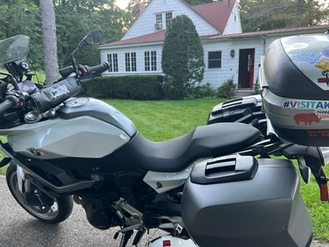 motorcycle in front of white house